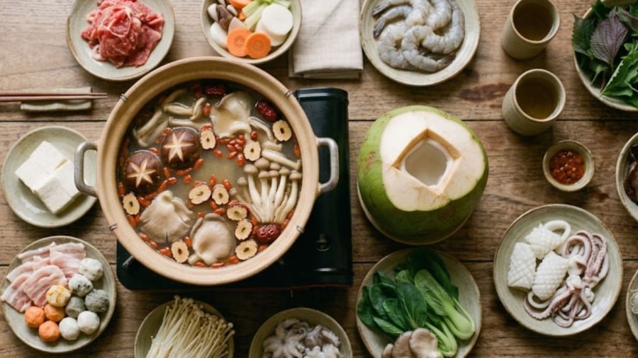 Bạn có thể sử dụng nước dừa làm nước dùng lẩu, thay thế cho phần nước ninh xương. Nước dừa có vị ngọt thanh tự nhiên, giúp món ăn tròn vị mà không cần nấu nướng cầu kỳ.