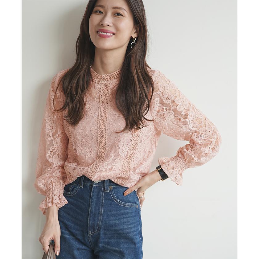 Áo ren màu pastel kết hợp quần jeans tạo nên vẻ ngoài nữ tính nhưng vẫn trẻ trung, phóng khoáng.