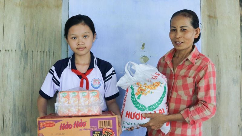 dua-su-se-chia-den-gan-hon-voi-hoan-canh-can-duoc-giup-do