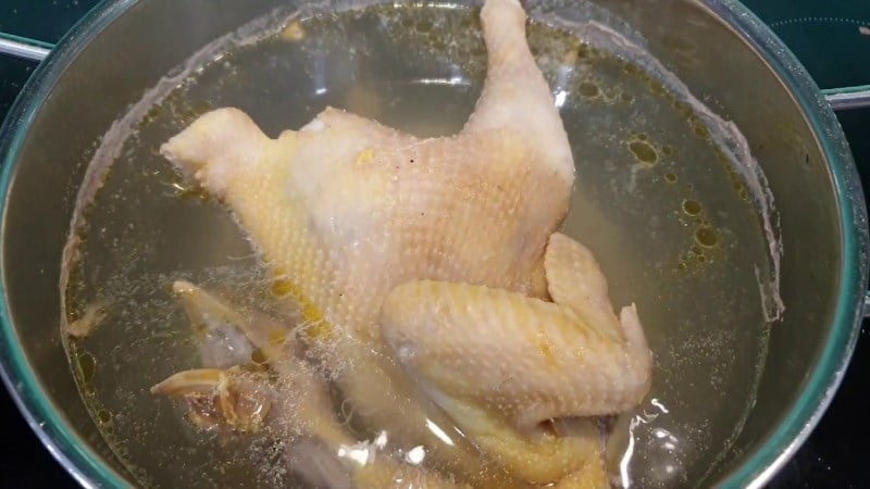 Trước tiên, chọn nồi có kích thước đủ lớn để đặt vừa cả con gà.     