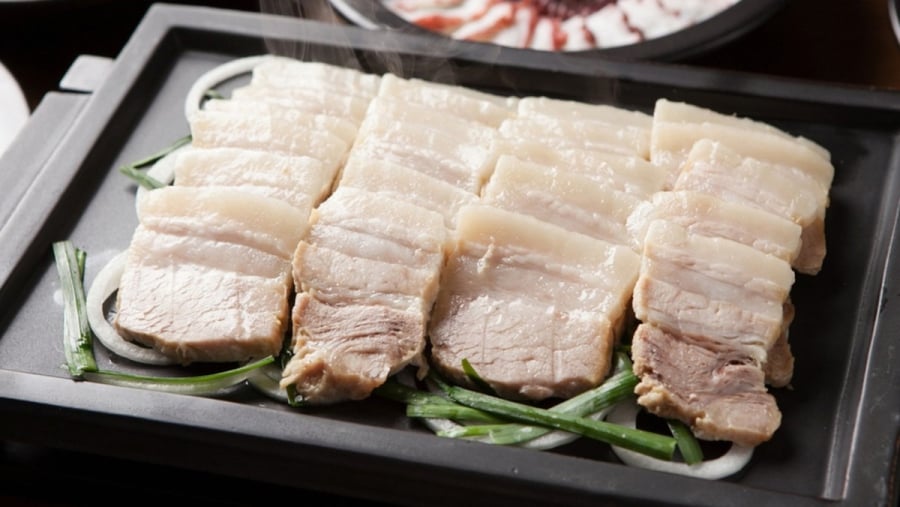 Thịt luộc là món ăn ngon, rất phổ biến trong mâm cơm gia đình