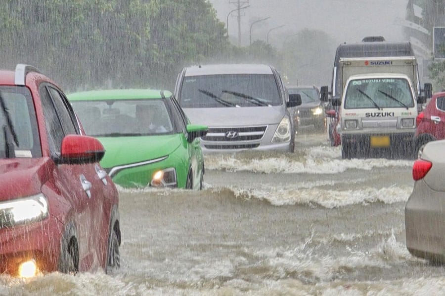 Mưa lớn ngày 19/9 khiến nhiều tuyến đường tại khu vực đô thị Vinh ngập sâu, người dân gặp khó khăn khi di chuyển.