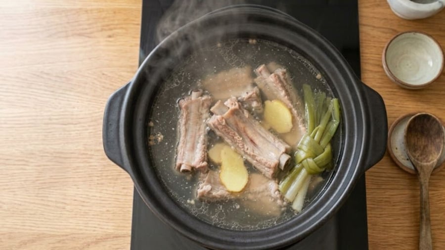 Cách Làm Nước Hầm Xương Ngọt Thanh, Trong Veo: Chỉ Cho 3 Loại Gia Vị Này Trước Khi Hầm Xương, Bạn Có Thể Chần Xương Qua Nước Sôi, Thêm Một Gừng Và Hành.
