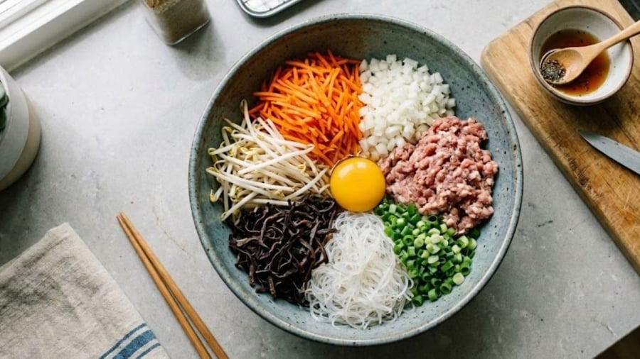 Với phần nhân nem, bạn không nên cho quá nhiều trứng.
