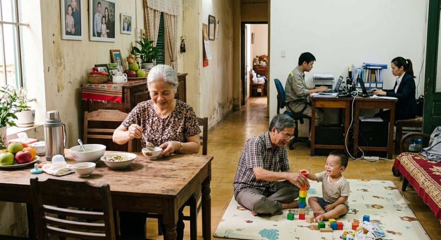 Ông bà có thể giúp con chăm cháu vì tình yêu thương, nhưng sự hỗ trợ ấy không nên trở thành trách nhiệm mặc định của người đã bước vào tuổi nghỉ ngơi.
