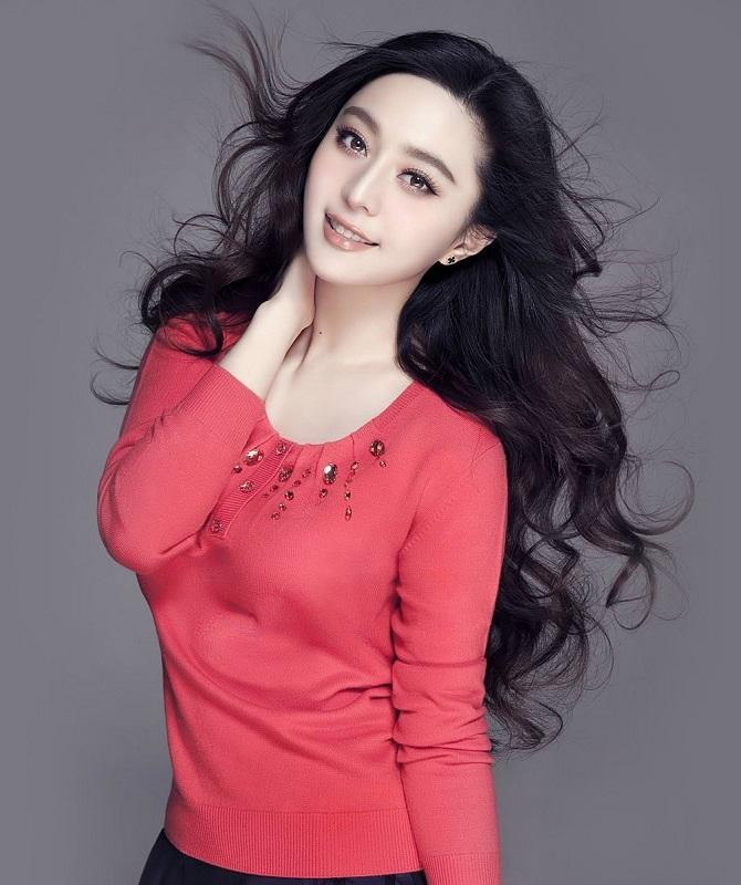 Dưỡng phần thân và ngọn tóc là một trong những bước giúp mái tóc dài trông mềm mại, vào nếp hơn.