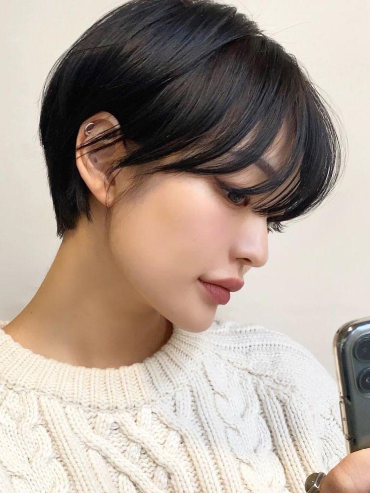 Pixie mềm với phần mái và tóc mai giữ độ dài vừa phải tạo vẻ cá tính nhưng vẫn nữ tính, tự nhiên.