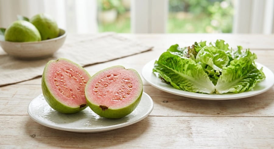 Ổi là loại trái cây có hàm lượng chất xơ đáng chú ý.
