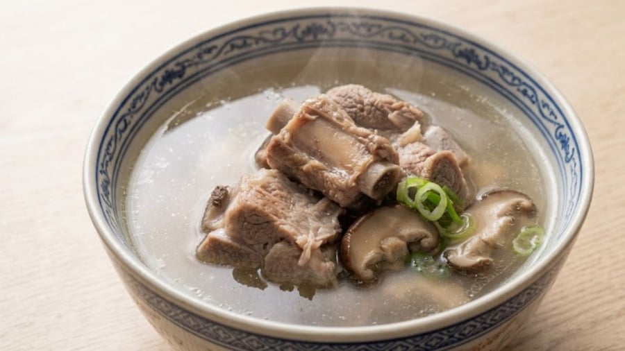 Người đang thừa cân, béo phì, bị rối loạn mỡ máu hoặc có nguy cơ mắc bệnh tim mạch cần hạn chế tiêu thụ các món ăn chứa nhiều mỡ như nước hầm xương. 