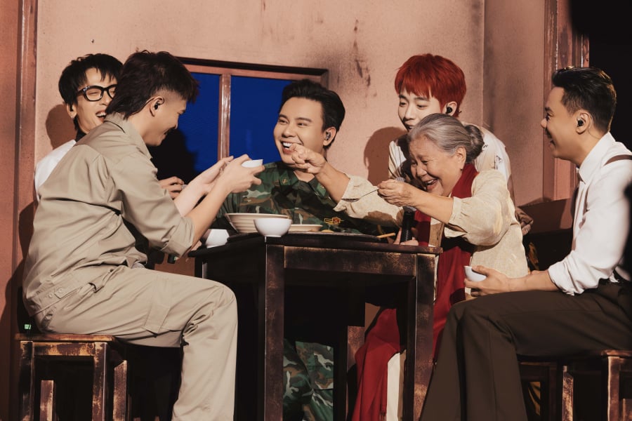 Liên minh Khải Hoàn - quy tụ It’s Charles, Toki Thành Thỏ, Thơm Da LAB, Đông Hùng và Thái VG - mang đến Cơm nhà cho trận đấu Vocal.