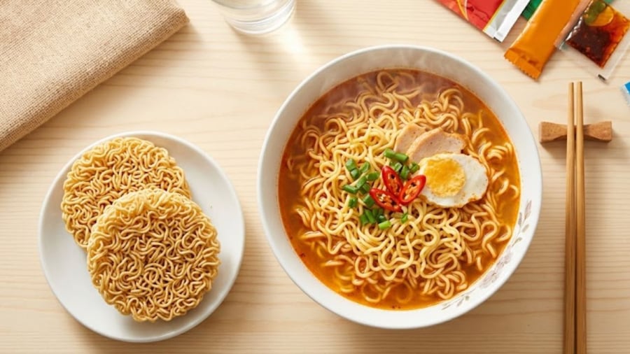 Thường xuyên ăn mì tôm có thể khiến cơ thể thiếu các dưỡng chất cần thiết, làm tăng nguy cơ mắc một số bệnh mạn tính.