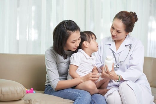 Việc theo dõi sự tăng trưởng liên tục giúp phụ huynh kịp thời nhận biết thời điểm cần tập trung phục hồi dinh dưỡng cho trẻ. (Nguồn ảnh: Magnific)