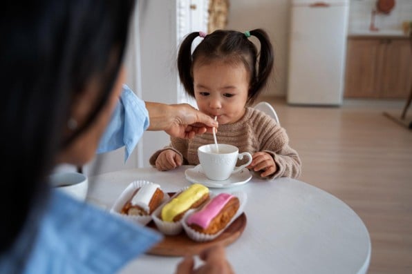 Bổ sung thực phẩm giàu đạm và chất béo giúp trẻ bù đắp nhanh năng lượng thiếu hụt ngay cả khi ăn lượng ít. (Nguồn ảnh: Magnific)