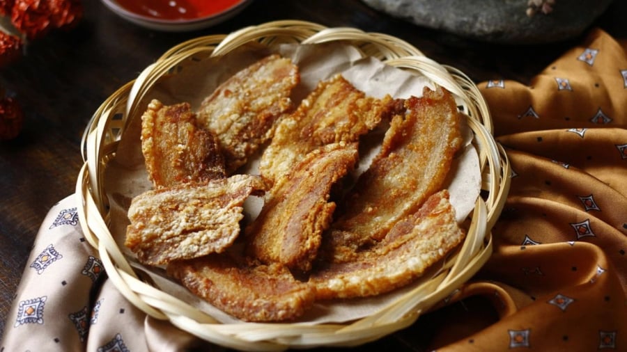Để tóp mỡ được giòn ngon, bạn nên chiên 2 lần.