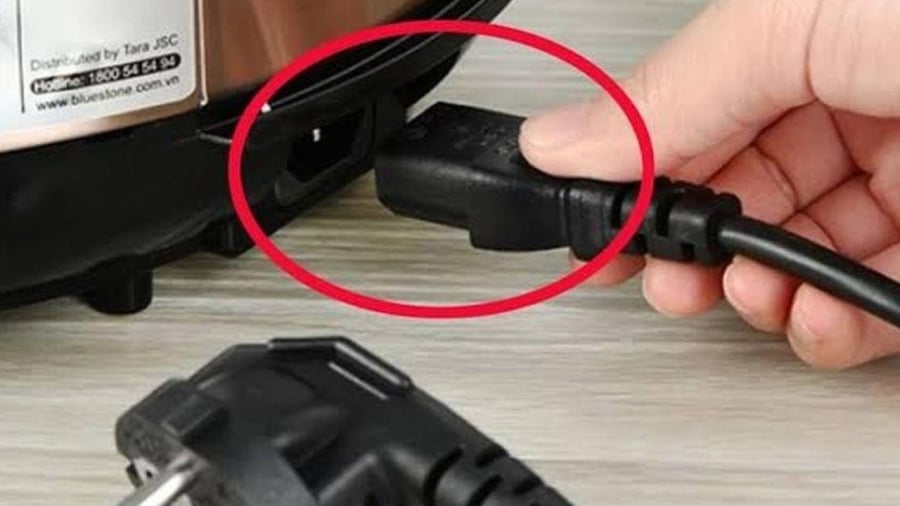 Tại sao dây nguồn của nồi cơm điện có thể rút ra rút vào, các thiết bị khác thì không?