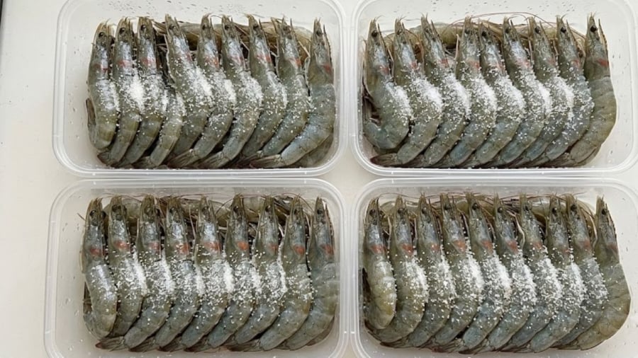 Việc bảo quản tôm bằng đường giúp tôm tươi ngon hơn.