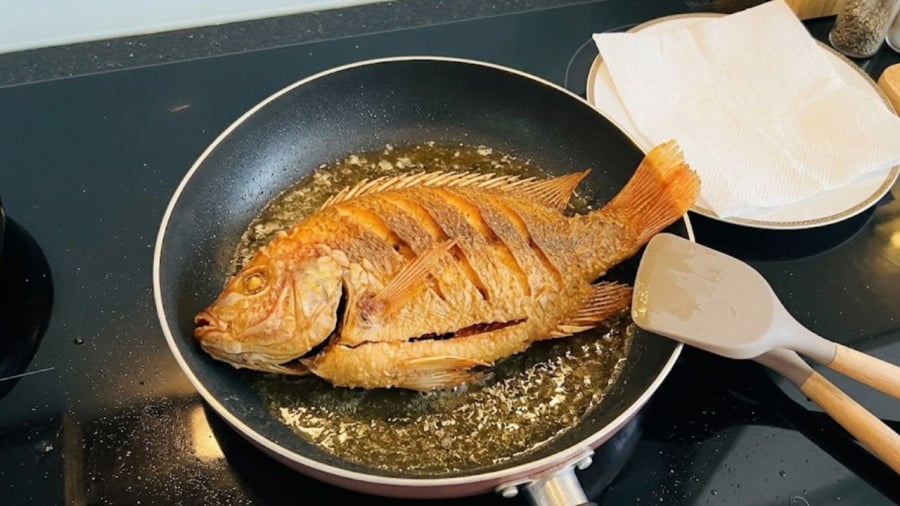 Để cá rán có lớp vỏ vàng giòn, bên trong mềm ẩm, bạn cần có những bí quyết nhất định.