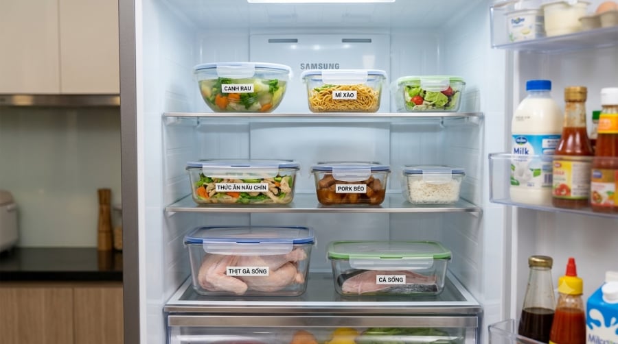 Thịt cá sống cần được đựng kín và đặt ở ngăn thấp, tránh để nước thực phẩm rò rỉ vào thức ăn đã chế biến.