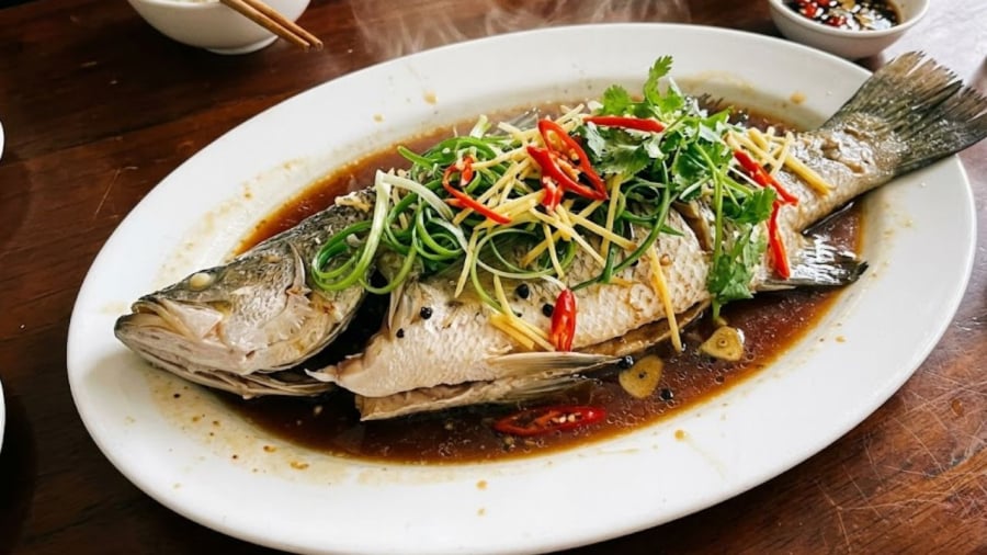 Bạn có thể chọn cách hấp cá bằng xửng hấp truyền thống hoặc hấp bằng nồi chiên hấp kết hợp.
