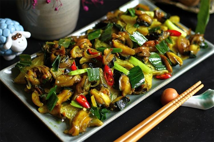 Ốc xào lá lốt thơm nồng mùi sả tỏi, thịt ốc giòn dai, đậm đà, ăn cùng cơm nóng rất đưa miệng.