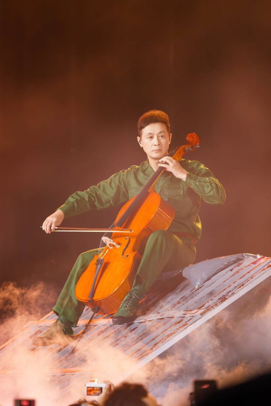 Khoảnh khắc MC Anh Tuấn kéo đàn Cello gây xúc động