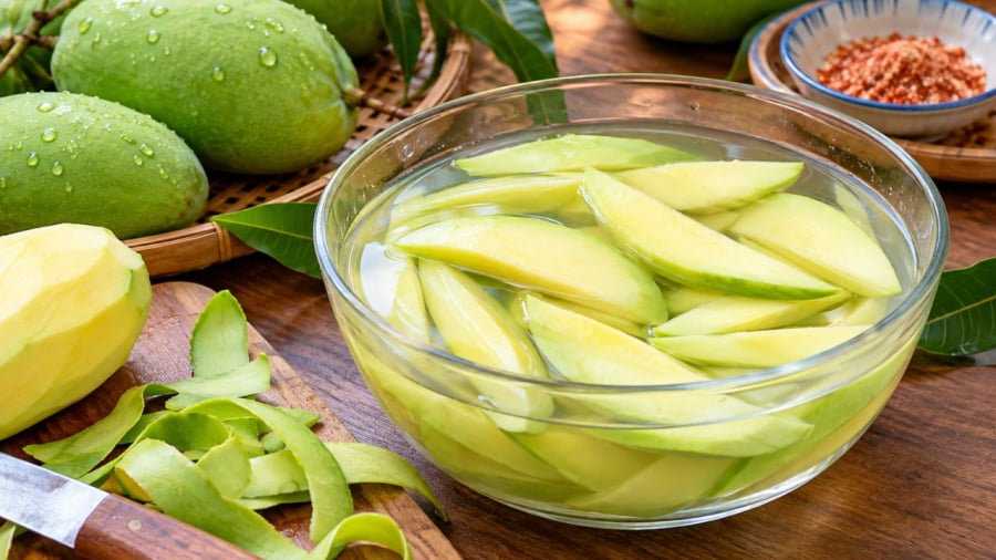 Tại sao nên ngâm xoài trước khi ăn?