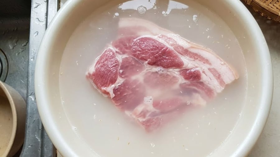 Rửa thịt bằng nước vo gạo sẽ giúp loại bỏ bụi bẩn trên bề mặt miếng thịt tốt hơn.