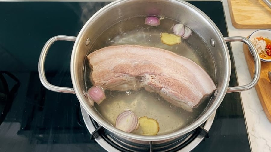 Bạn có thể chần thịt trước khi đem luộc chín.