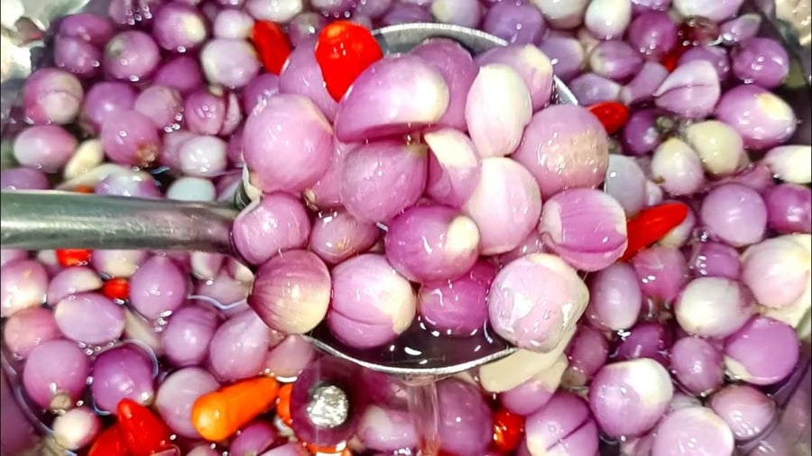 Nếu thích, có thể thêm vài lát ớt hoặc một ít tiêu để tạo hương vị đậm đà. Tuy nhiên, các nguyên liệu bổ sung cũng cần sạch và không bị hư hỏng.