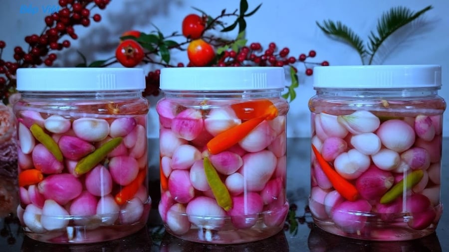  Những củ hành tím nhỏ, giòn giòn, có vị chua ngọt hài hòa không chỉ giúp bữa ăn thêm ngon miệng mà còn làm giảm cảm giác ngấy.