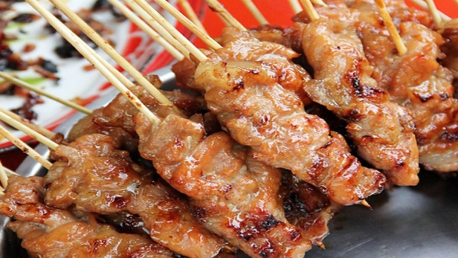 Xiên thịt vừa phải để thịt chín đều    