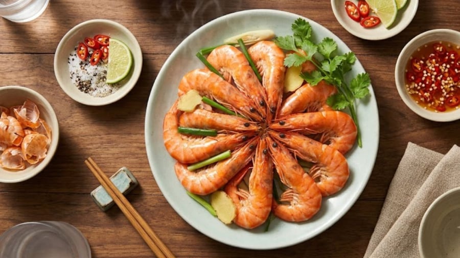Khi luộc tôm, bạn có thể thêm một chút rượu trắng để khử mùi tanh, giúp tôm lên màu đỏ đẹp hơn.