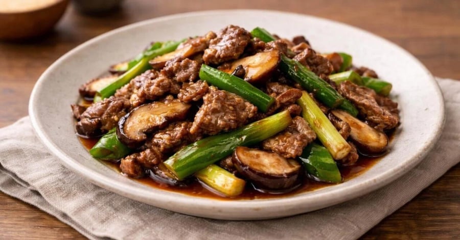 Thịt bò mềm ngọt kết hợp với nấm hương thơm đặc trưng, tạo nên món xào hấp dẫn, dễ làm cho bữa cơm gia đình.