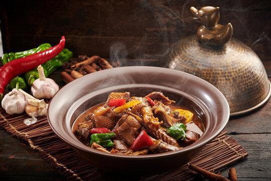Ngỗng hầm mềm thơm, thấm gia vị, nước sốt đậm đà, thích hợp ăn cùng cơm nóng trong những ngày se lạnh.