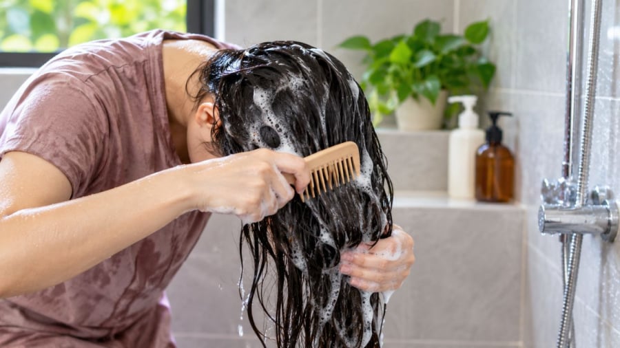 Có nên chải tóc khi đang gội đầu?