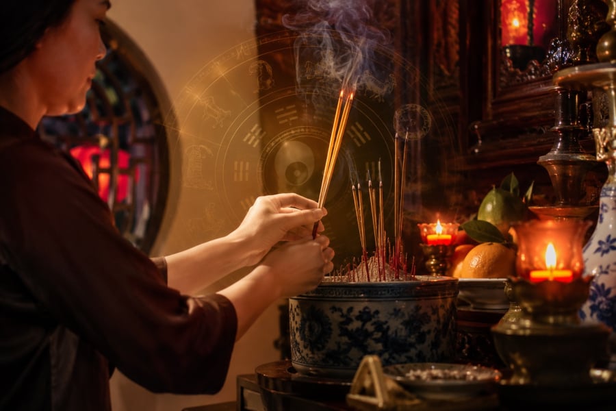 Trong nếp sống truyền thống của người Việt, thắp hương là cách con cháu bày tỏ lòng thành kính với tổ tiên, tưởng nhớ người đã khuất và gửi gắm mong cầu bình an cho gia đình. Tuy nhiên, nhiều gia đình vẫn lưu truyền lời dặn rằng không nên thắp hương vào buổi tối, đặc biệt là khi trời đã khuya. 