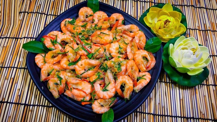 Tôm rang là món ăn quen thuộc trong nhiều gia đình Việt. Tôm tươi chỉ cần làm sạch, nêm chút gia vị rồi rang trên chảo cũng đã đưa cơm. Tuy nhiên, nếu muốn món tôm rang dậy mùi thơm đặc trưng, màu đỏ au đẹp mắt và hấp dẫn hơn, bạn có thể thử một mẹo nhỏ: cắt nhỏ lá chanh cho vào chảo khi rang tôm.