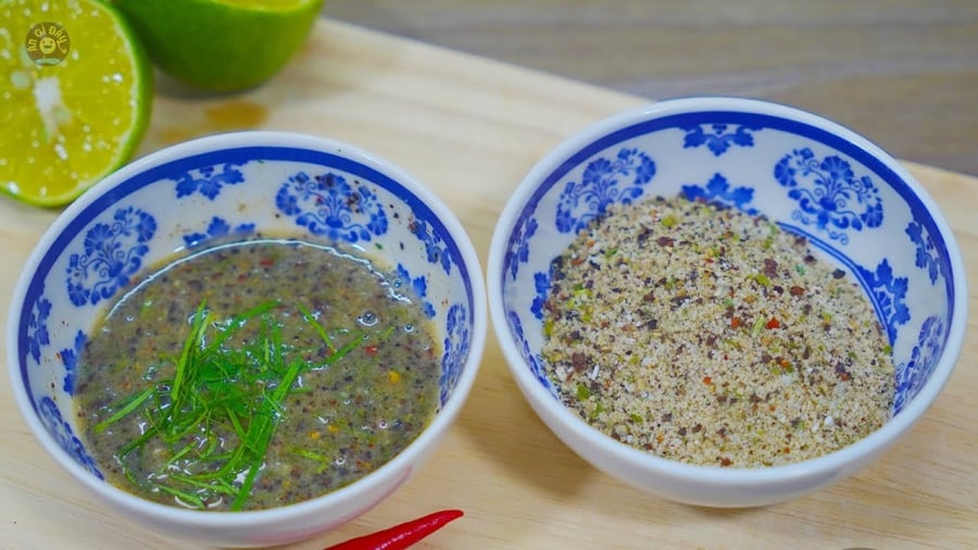 Muối chấm đạt yêu cầu khi có mùi thơm của lá chanh, vị mặn vừa, chua nhẹ, cay dịu và hậu vị ngọt tự nhiên. Khi chấm cùng thịt gà luộc, các vị hòa quyện sẽ làm nổi bật vị ngọt của thịt mà không lấn át hương vị chính.