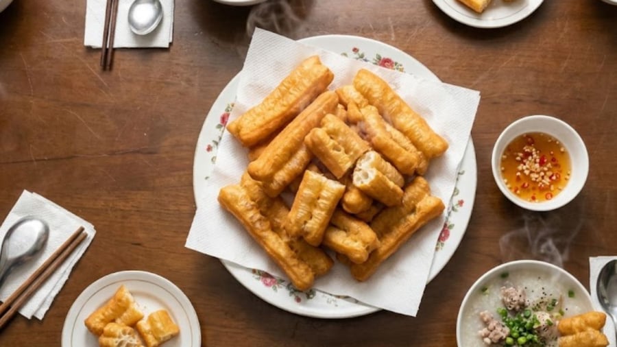 Quẩy chiên rất nhanh chín nên bạn cần chú ý đảo đều tay.