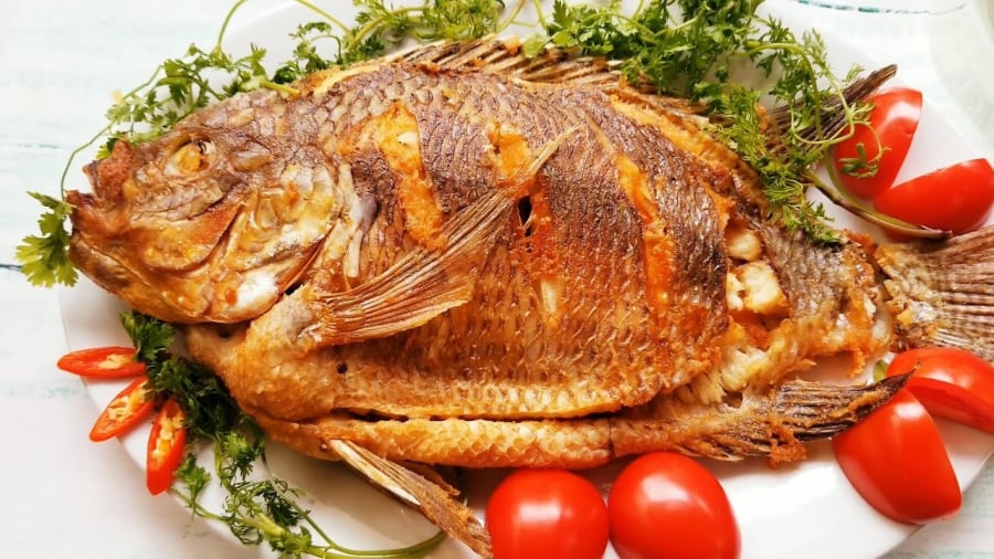 Một trong những nguyên nhân khiến cá rán dễ bắn dầu, da không giòn và nhanh bị dính chảo là bề mặt cá còn quá nhiều nước. Vì vậy, sau khi làm sạch, cần rửa cá vừa đủ rồi để ráo. Dùng giấy ăn thấm khô cả bên ngoài lẫn phần bụng cá, đặc biệt là những chỗ còn đọng nước.