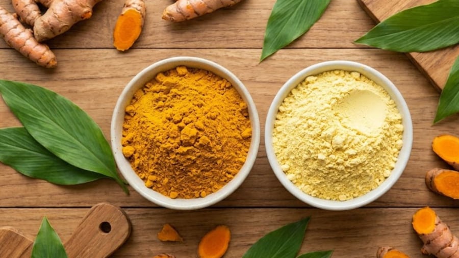 Bột nghệ được nghiền từ nghệ khô. Tinh bột nghệ trải qua quá trình nghiền, lọc kỹ lưỡng hơn, kết cấu bột mịn hơn.