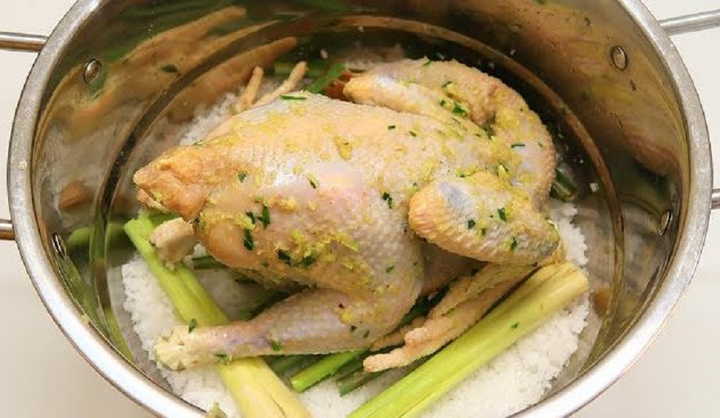 Cách luộc gà bằng muối, lá chanh, sả và rượu    