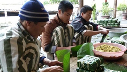 Các phạm nhân đang gói bánh chưngtại trịa giam Quyết Tiến. Ảnh: Vietnam+