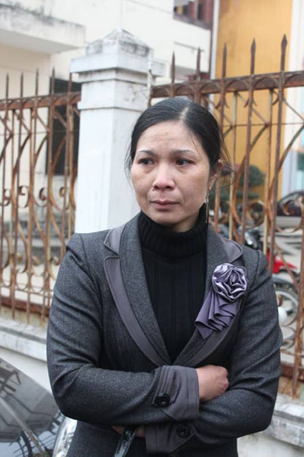 Bà Nguyễn Thị Thơm (mẹ bị cáo Thúy) với ánh mắt lo âu trước cửa tòa ( Ảnh: Bee)