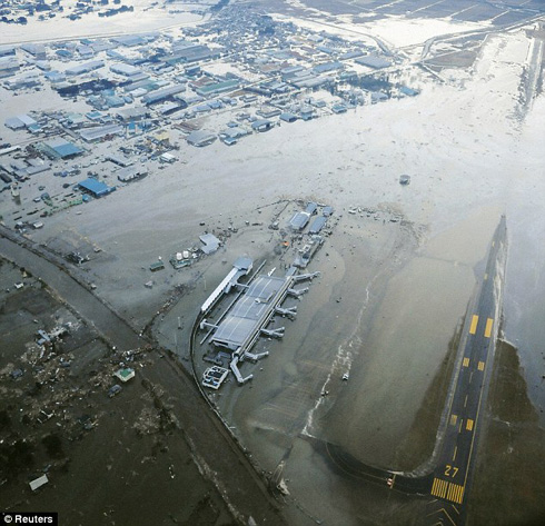 Sân bay Sendai, Miyagi chìm trong nước lũ.