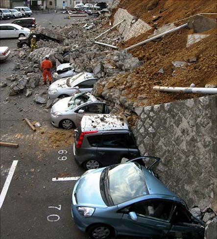 Nhiều ôtô bị vùi lấp trong trận động đất mạnh 8,9 độ richter diễn ra chiều nay tại Nhật Bản. Ảnh: AP.