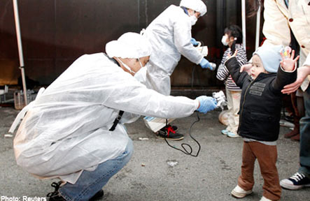 Tăng cường kiểm tra phát hiện chất phóng xạ trên người (Ảnh: Reuters)