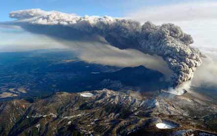 Vụ phun trào làm một đám tro và khói khổng lồ bay cao hàng trăm mét vào không trung (Anhr: Reuters)
