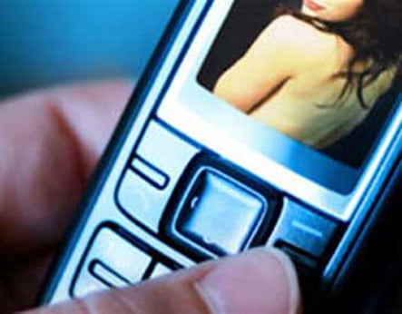Tin nhắn và Internet chính là hai công cụ chính phát tán những bức ảnh này.