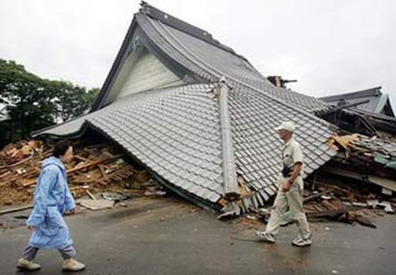 Người dân Nhật Bản bước qua một ngôi đền bị sập sau một trận động đất ở thành phố Kashiwazaki. Ảnh: AP.